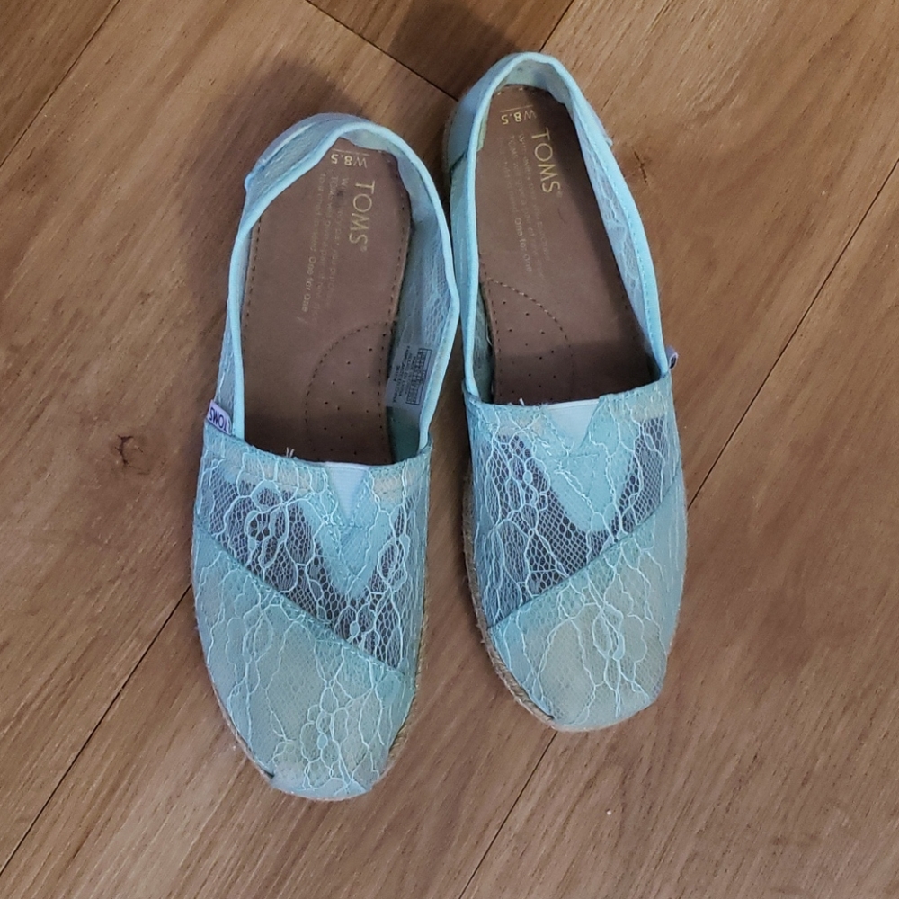 Womans Toms 8.5